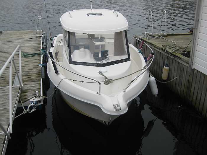 Das Avor Dieselboot verfügt über eine Walk Around - Kajüte  - so ist auch Angeln im Bug möglich